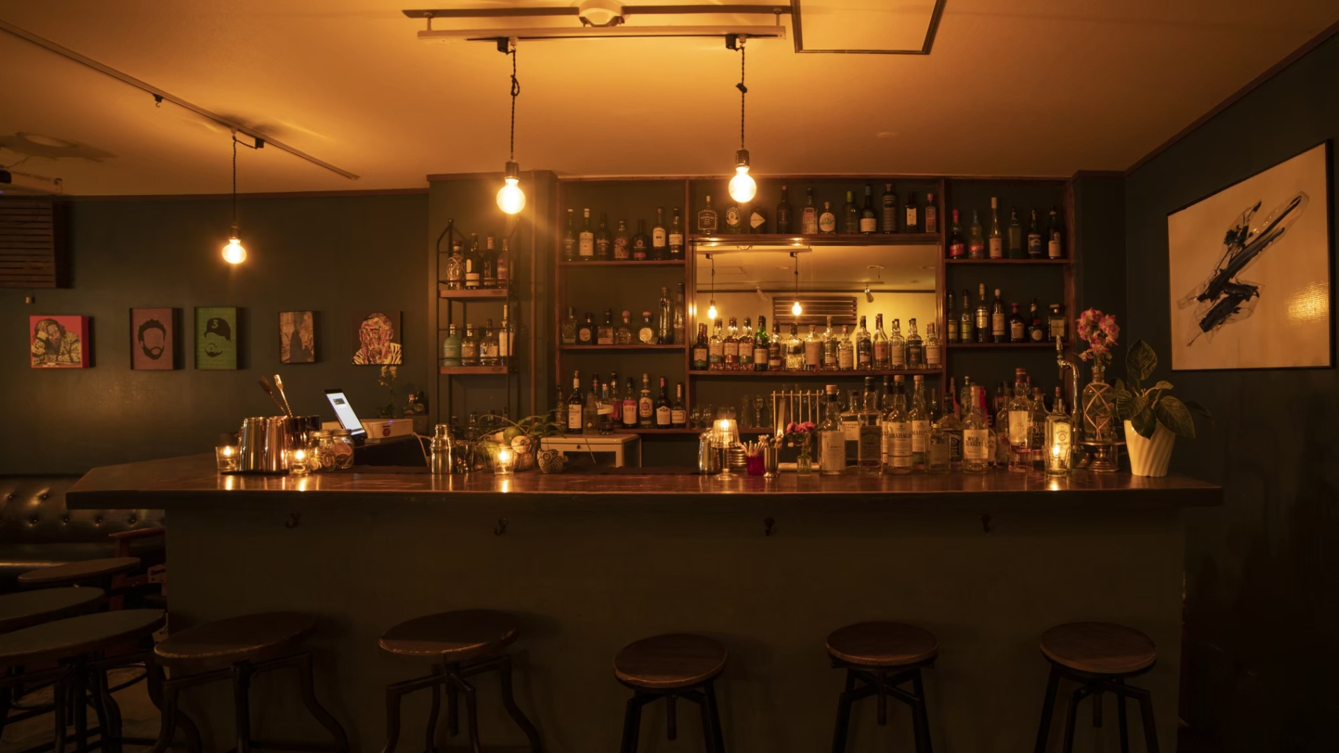 Living roomのラグジュアリーなバーカウンター