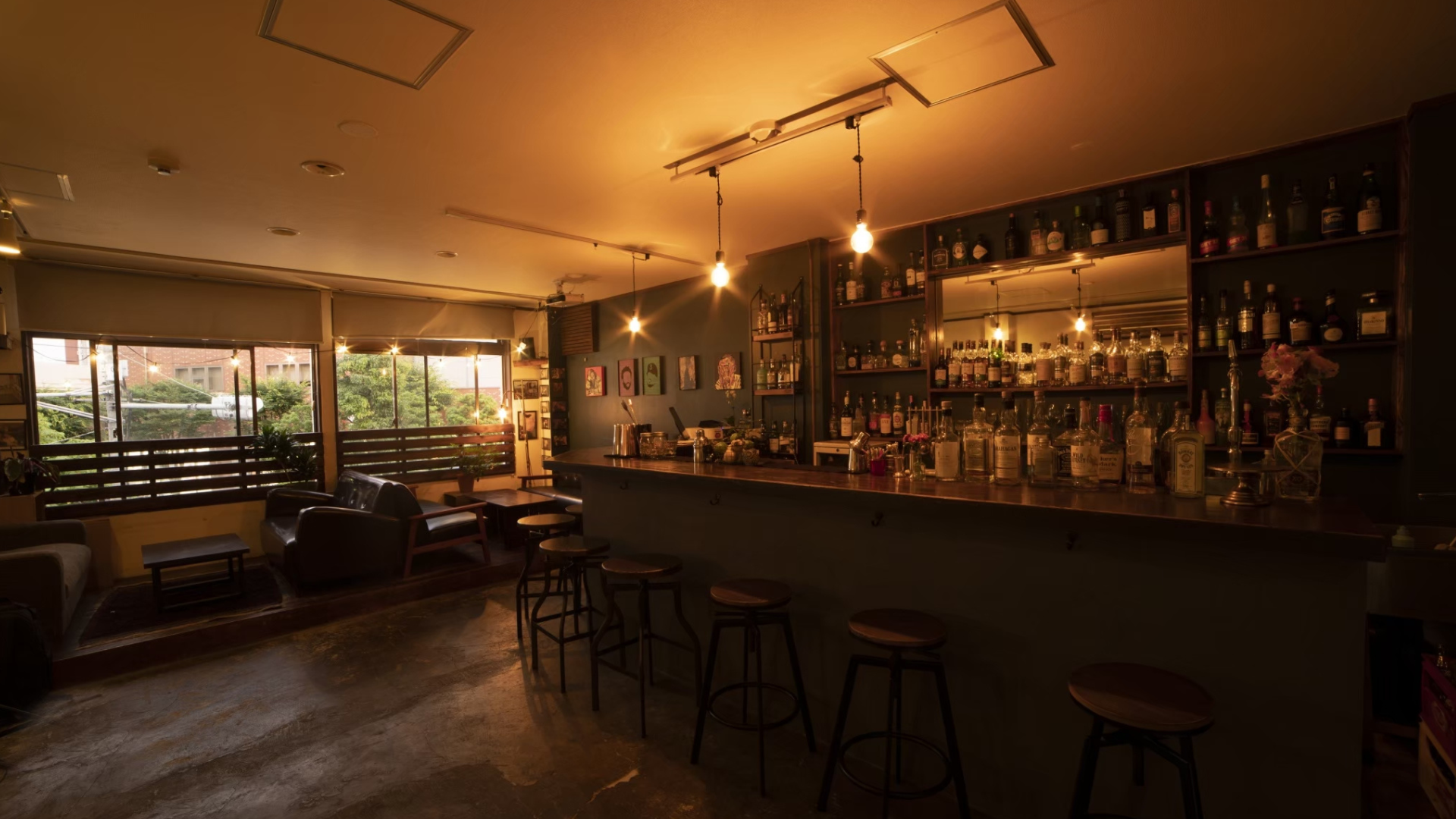 落ち着いたラウンジエリア