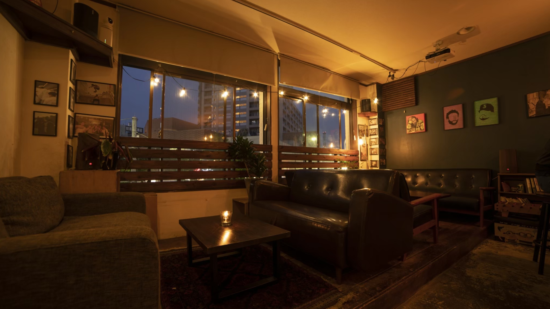 洗練されたバーの内装